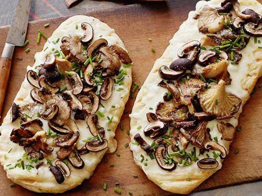 Foto tortilha grelhada com cogumelos e queijo trufado
