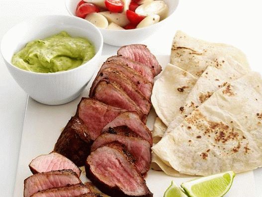 Photo Tortilla com carne e tomate com molho de abacate