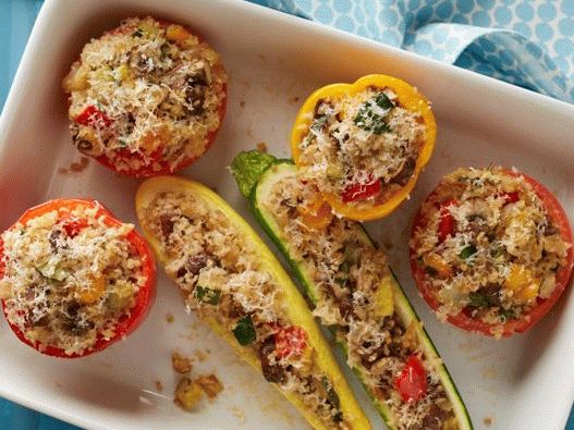 Foto legumes de verão recheados com cogumelos e bulgur