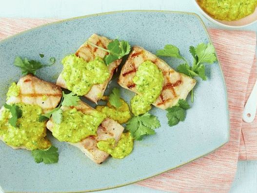 Cavala dourada com pimentão amarelo e pesto de coentro