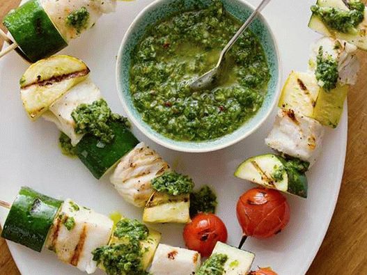 Espetos de peixe com molho chimichurri com manjericão