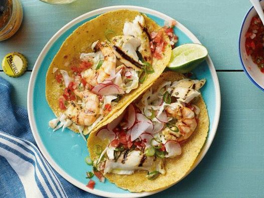 Taco com salada de tilápia, camarão e couve