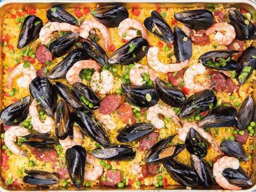 Paella grelhada em uma panela