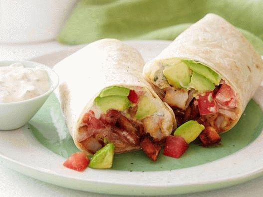 Role com camarão grelhado, abacate, bacon e molho remoulade