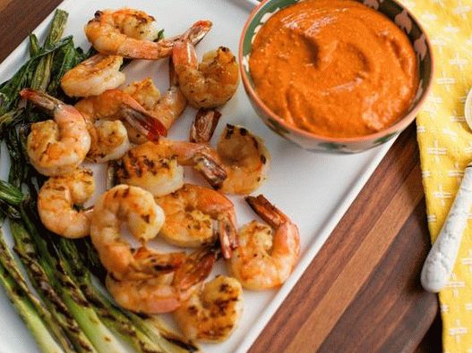 Camarão frito no espeto com molho romesco