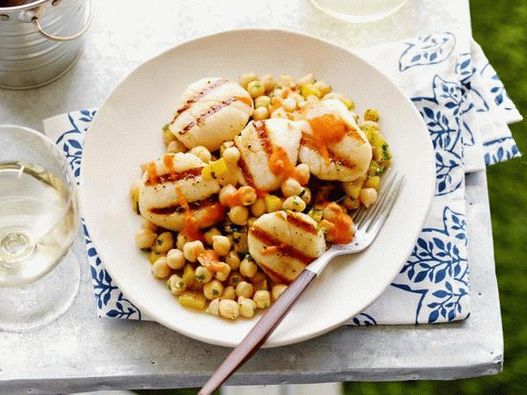 Vieiras grelhadas com salada de cominho e grão de bico com molho vinagrete com pimentão e tahine