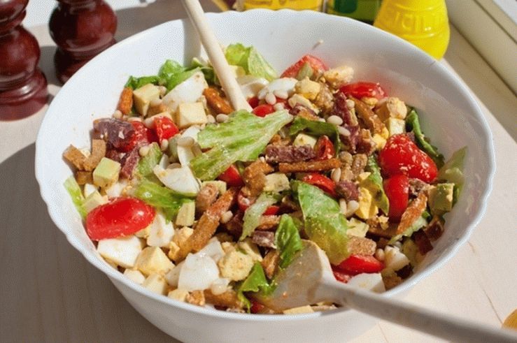 Salada de verão com salsicha