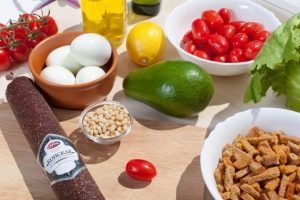 Salada de verão com salsicha