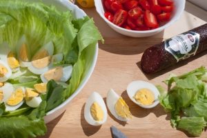 Salada de verão com salsicha