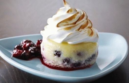 Foto Bolos de limão com merengue assado e molho de frutos silvestres