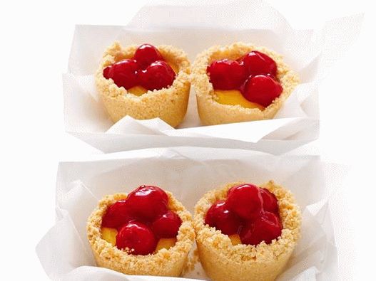 Foto Bolos de limão em taças de merengue com cerejas