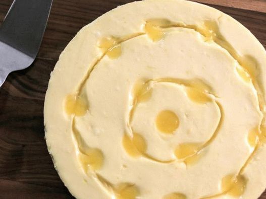Foto cheesecake de limão em um bolo de limão com alecrim
