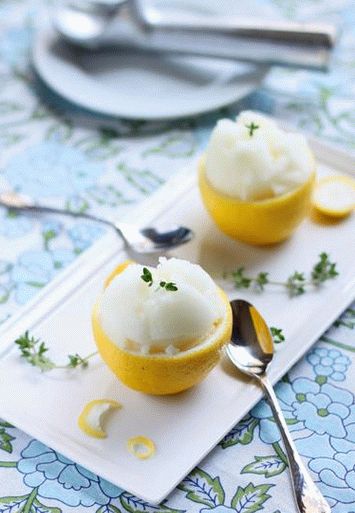 Foto sorvete de limão em tigelas de limão