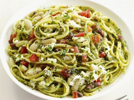 Foto de linguine com pesto de amêndoa e feijão