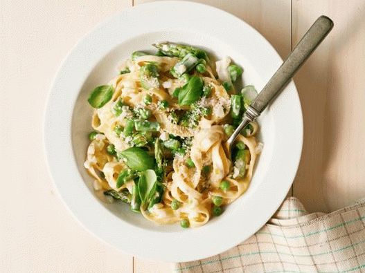 Foto de linguine com aspargos em molho de cream cheese