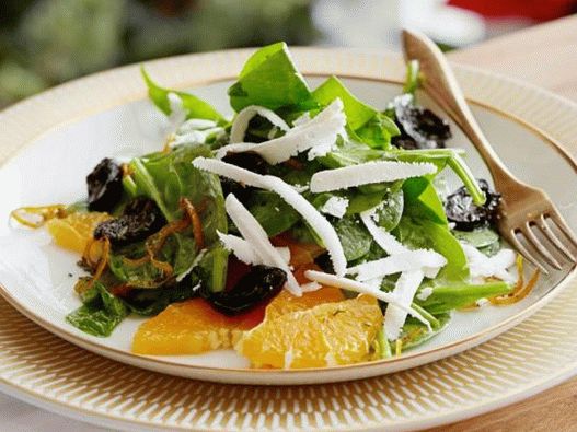 Foto Salada de espinafre frondosa com azeitonas fritas em óleo de alecrim laranja