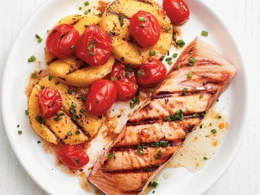 Salmão grelhado com foto de polenta