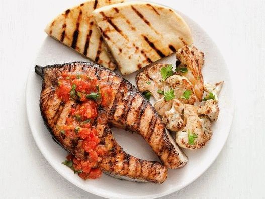 Foto de salmão grelhado com molho de tomate e gengibre