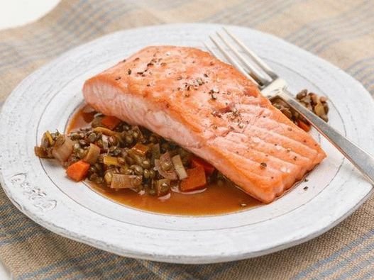 Foto salmão com lentilhas