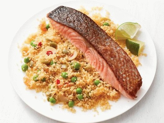 Foto salmão com cuscuz e ervilhas