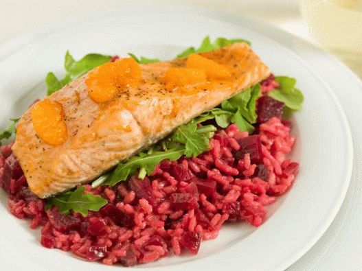 Foto salmão em esmalte de tangerina em um travesseiro de risoto de beterraba