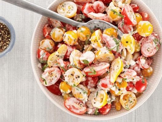 Foto do prato - Salada com tomate cereja e molho de soro de leite coalhado