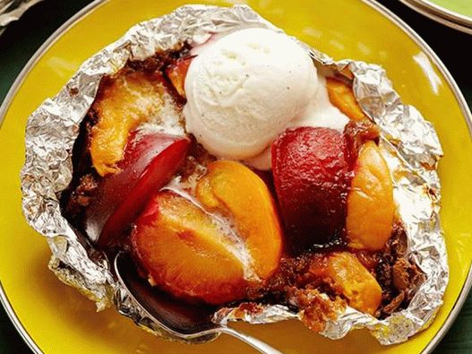 Pratos fotográficos - frutas assadas em papel alumínio