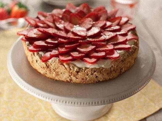 Foto do prato - bolo de merengue com creme de requeijão e morangos (Mostachon)