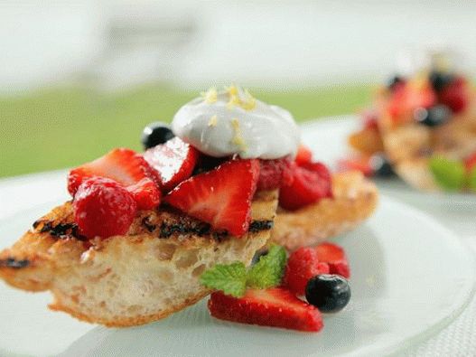 Foto do prato - sanduíche com frutas e chantilly