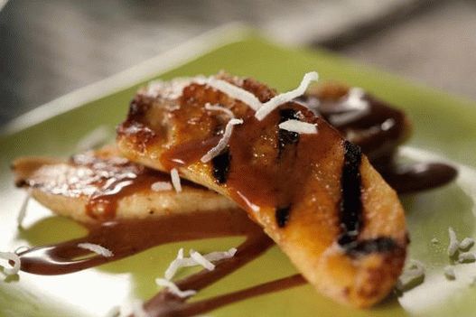 Pratos fotográficos - bananas grelhadas com molho de chocolate