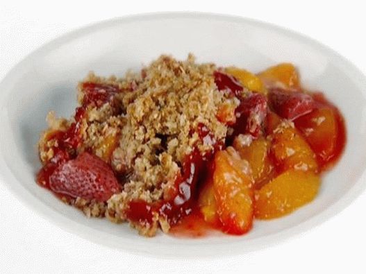 Pratos fotográficos - Crumble de pêssego e morango