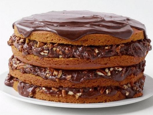 Bolo de chocolate com nozes e nozes
