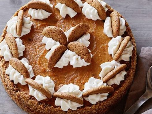 Torta de abóbora com uma base de biscoitos de gengibre com creme de gengibre