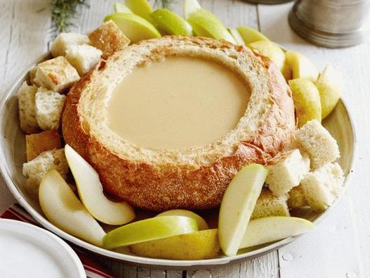 Foto do prato - fondue de queijo e cerveja em uma tigela de pão