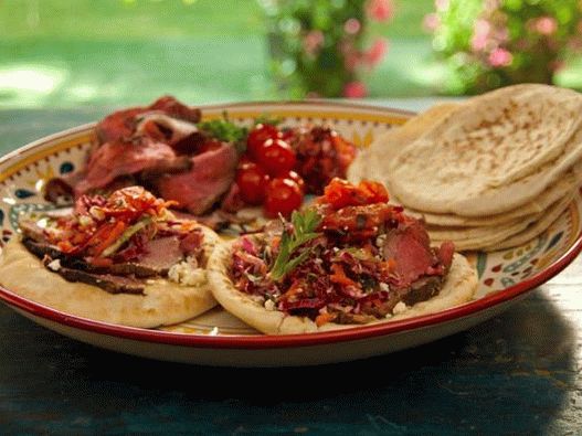 Pita com cordeiro em romã esmalte com hortelã no espeto, tomate grelhado e salada de repolho grego