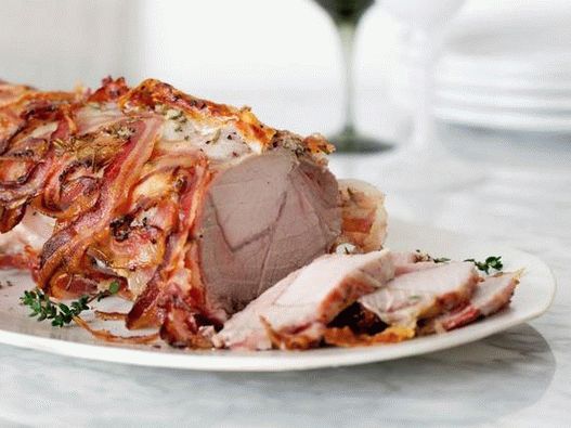 Lombo de porco envolto em bacon no forno