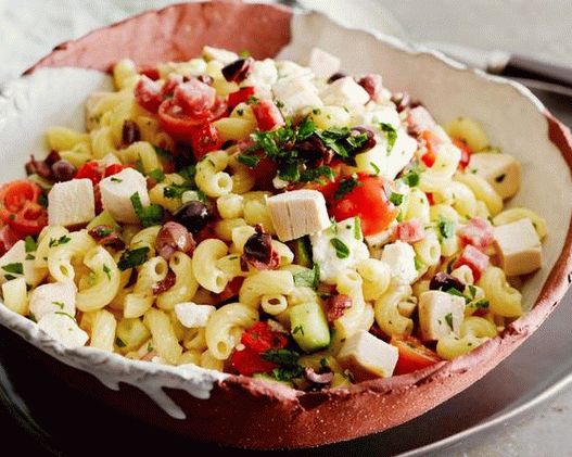 Salada italiana com macarrão e frango