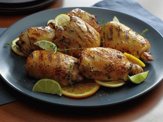 Coxas de frango grelhadas em marinada cítrica