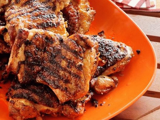Coxas de frango grelhadas em marinada de alho e gengibre