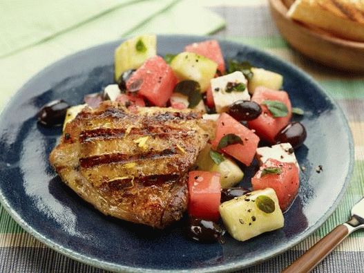 Coxas de frango grelhadas com salada de queijo feta e melancia
