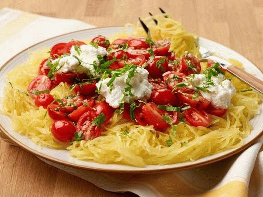 Fotografia de prato - espaguete de abóbora com tomate fresco e ricota