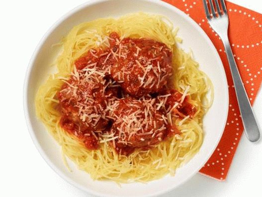 Fotografia de prato - abóbora de espaguete com almôndegas