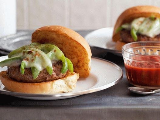 Hambúrguer com recheio de pimentão e salsicha