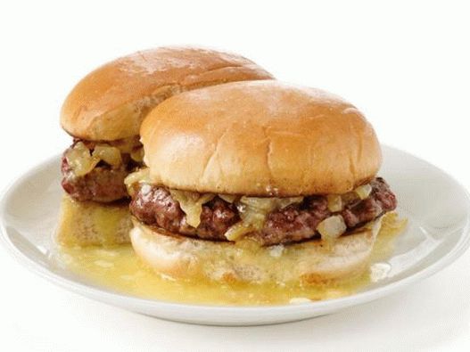 Hambúrgueres cremosos com cebola