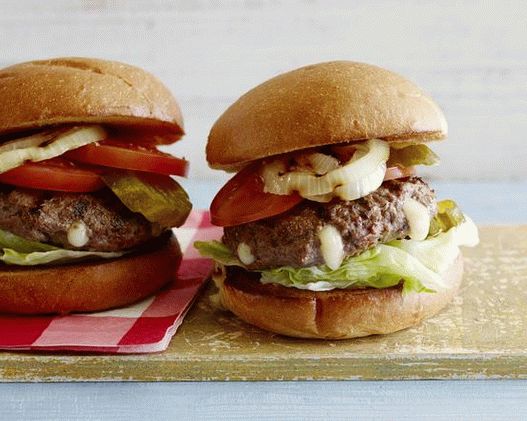 Almôndegas grelhadas recheadas com queijo