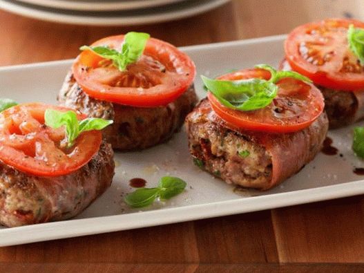 Hambúrgueres de cordeiro em fatias de presunto