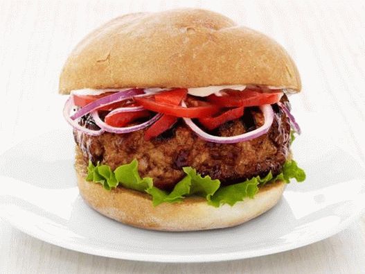 Hambúrgueres com uma costeleta de porco recheada com queijo