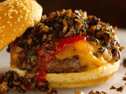 Hambúrguer com cogumelos e ketchup picante