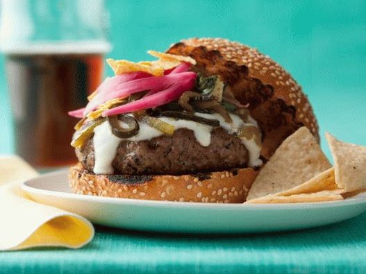 Cheeseburger com molho de queijo e pimenta verde