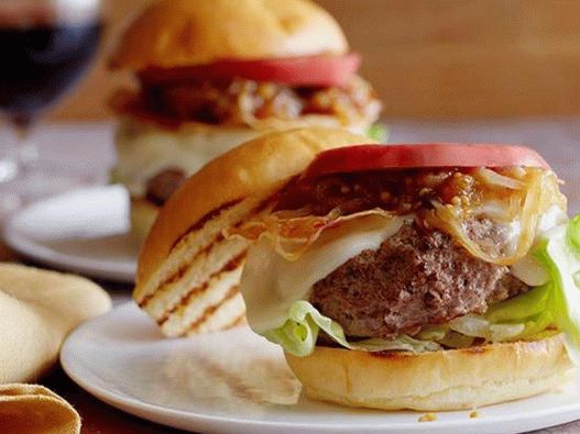 Hambúrguer com queijo Taleggio, pancetta e molho de cebola e mostarda